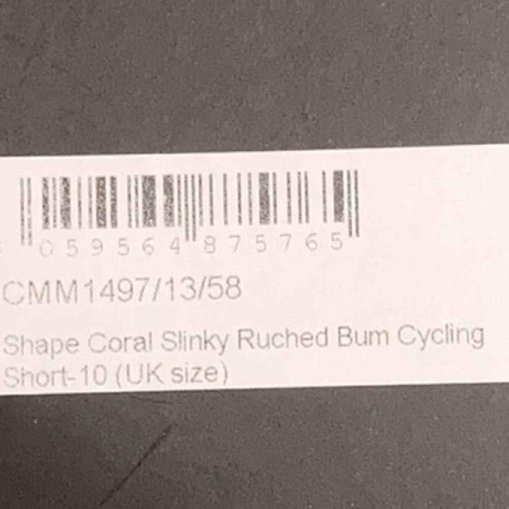 PrettyLittleThing Ruched Short - Picture 6 of 6